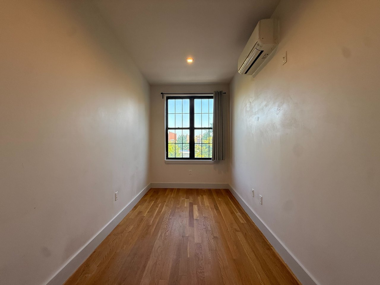 241 Scholes St 2L