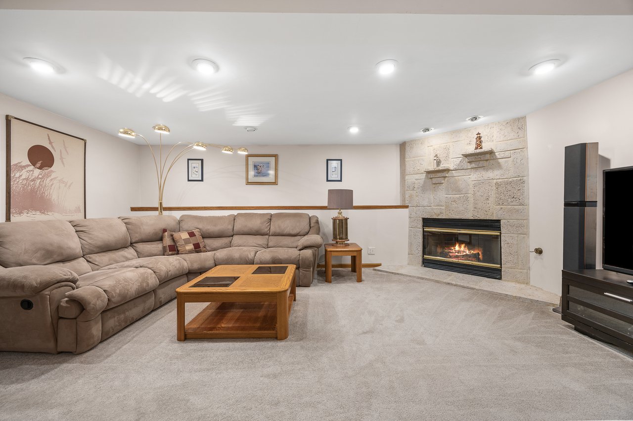 8000 Oakview Lane, Woodridge