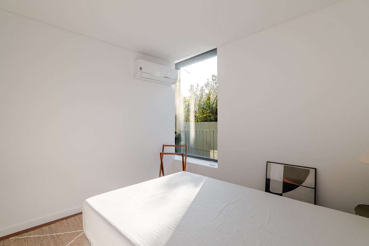 Modern 2-Bedroom Apartment with Expansive Private Terrace & Sort-term Rental (AL) License in Central Porto