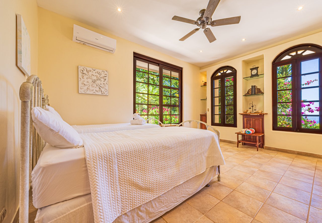 Nido Escondido, Playa Dominical