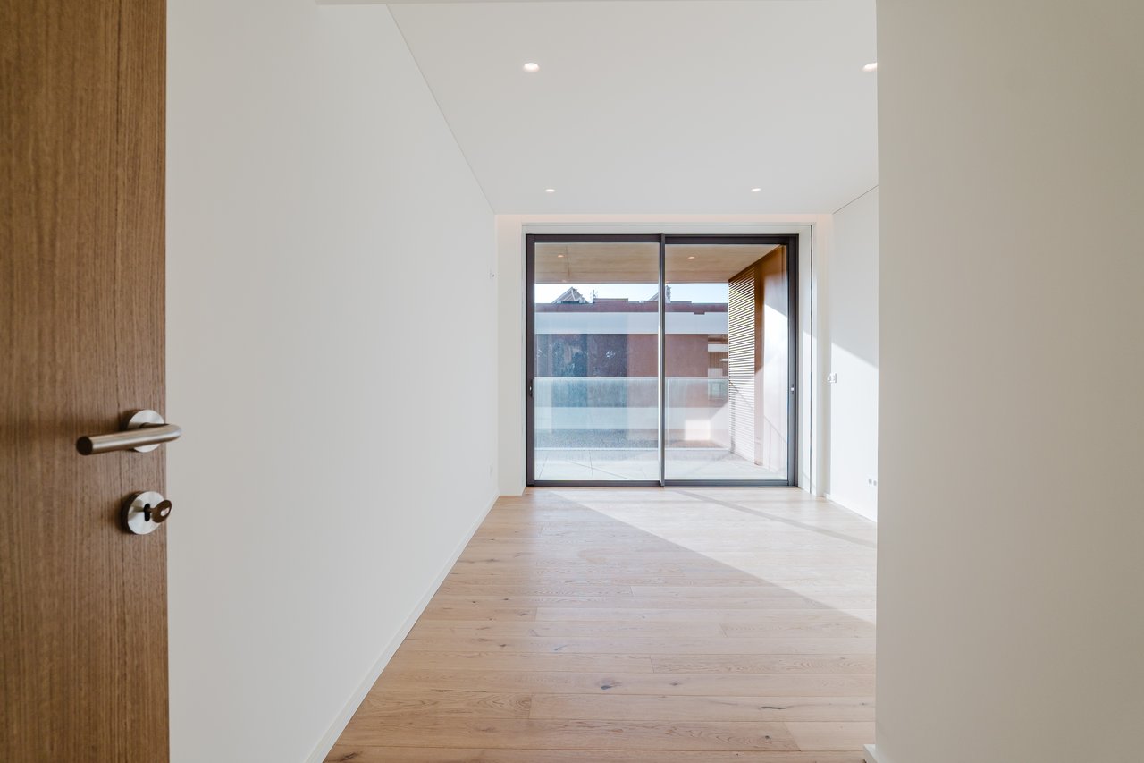 Luxurious 4-Bedroom Sea-View Apartment with Expansive Terrace and Parking in Vila Nova de Gaia