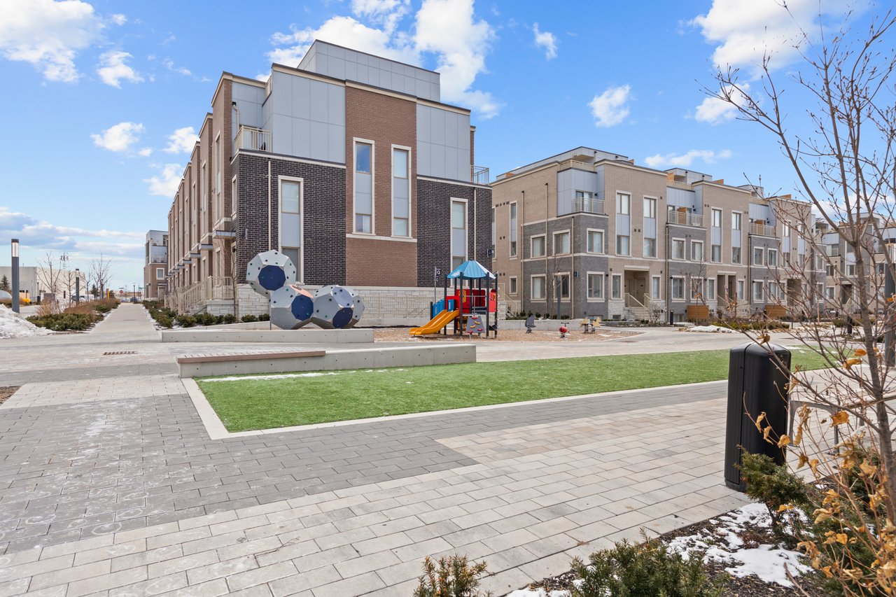 31 Honeycrisp Cres Townhouse 57