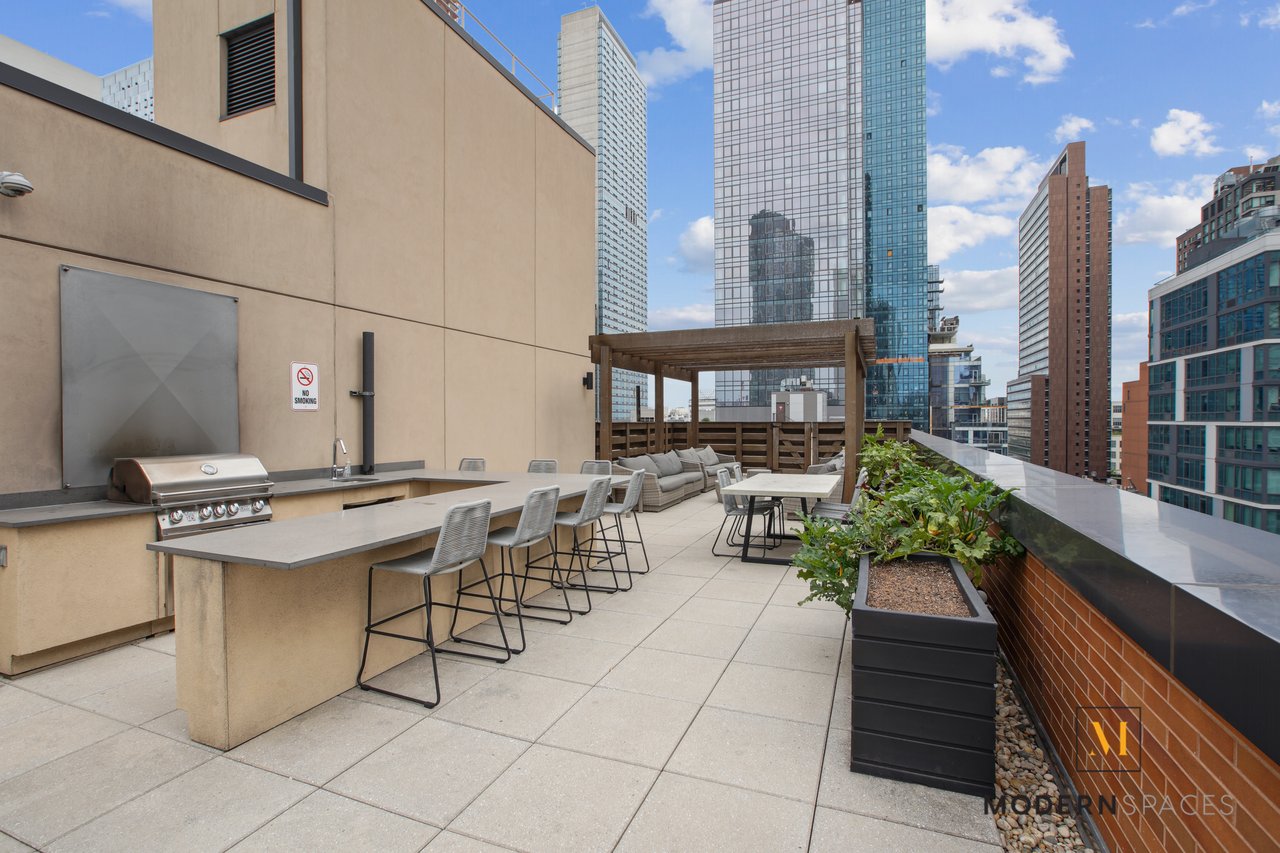 Large 1-Bed in Court Sq, LIC