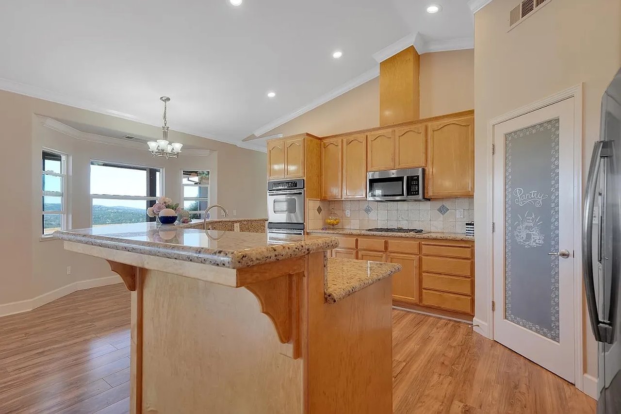 3221 Crestview Dr