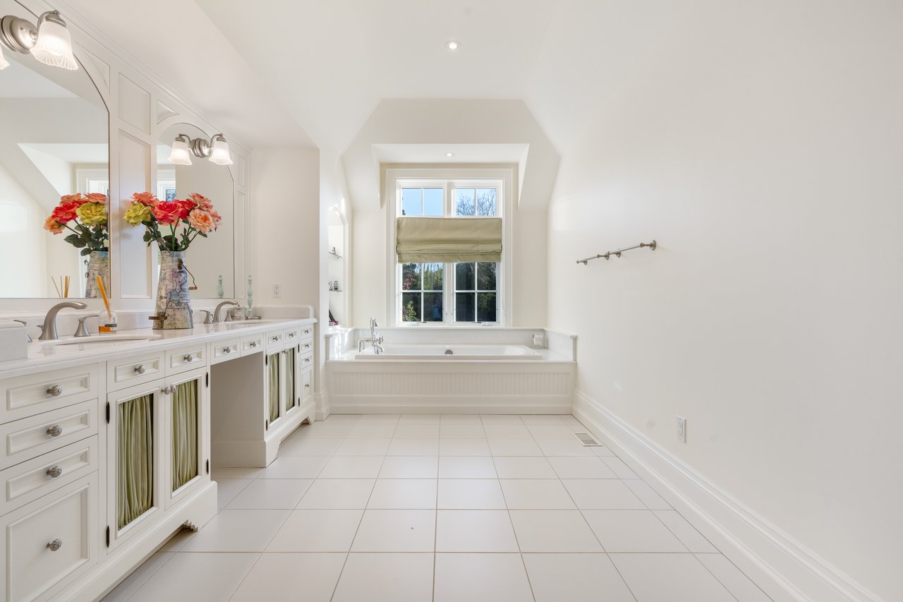 1081 Argyle Drive, Oakville
