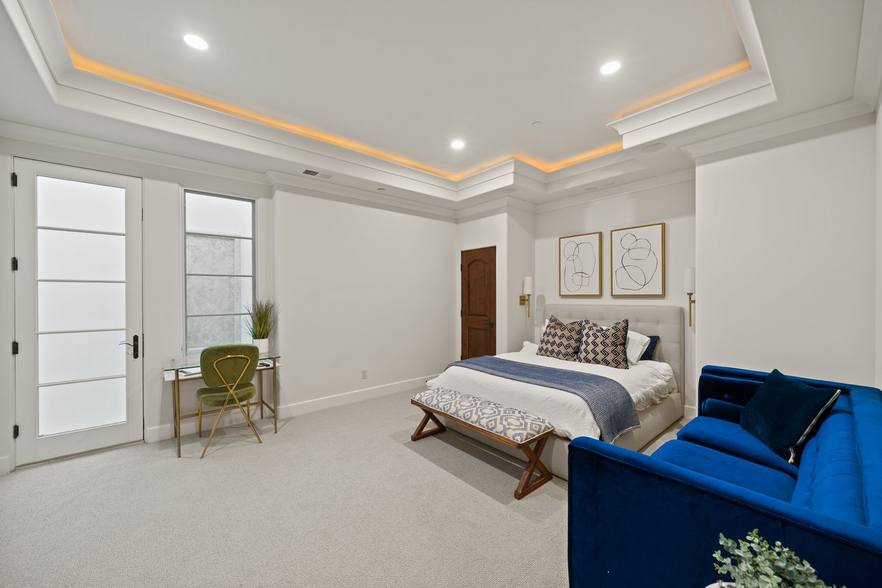 893 Laverne WAY