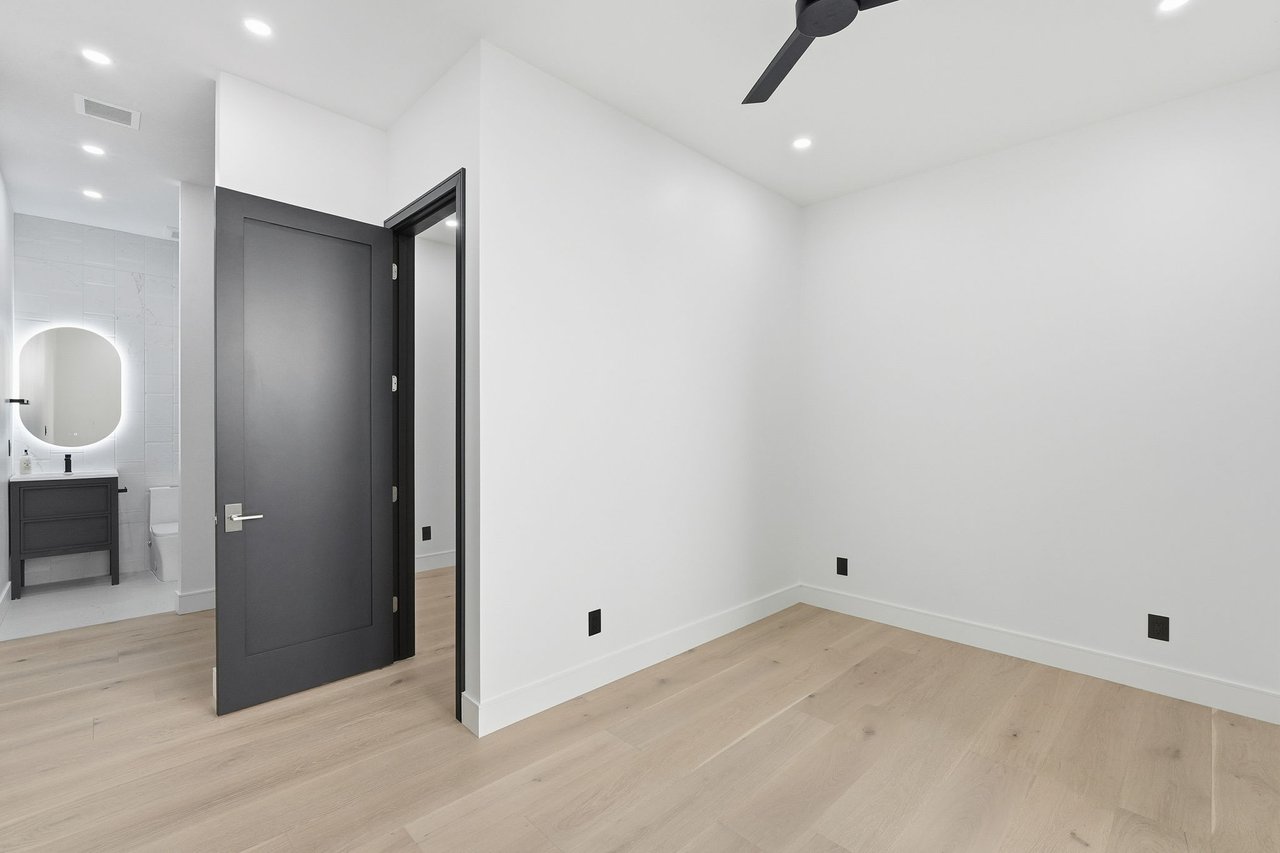 3106 N VALENCIA Lane