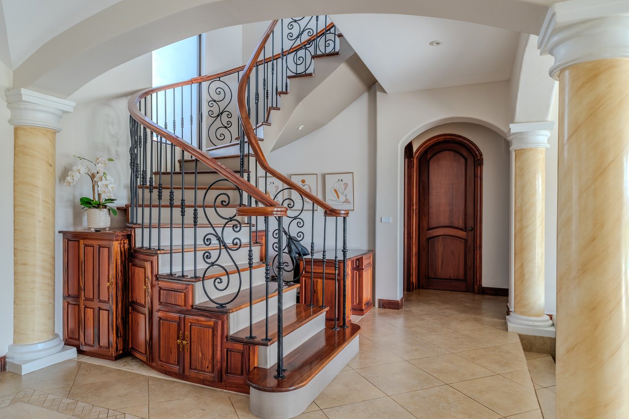 Luxury Home with Pool, Bar Area & Resort-Level Amenities | 5br, 4ba in Perez Zeledon 