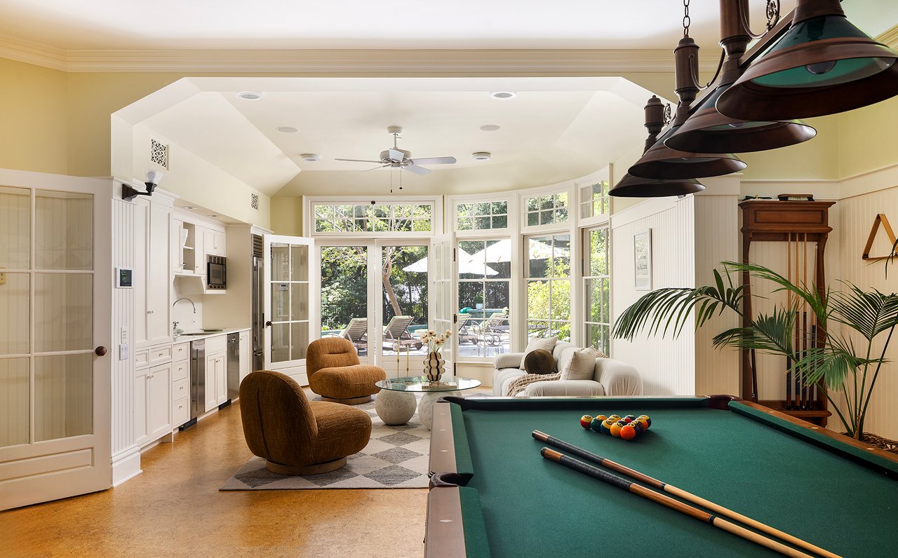 2041 Mandeville Canyon Rd