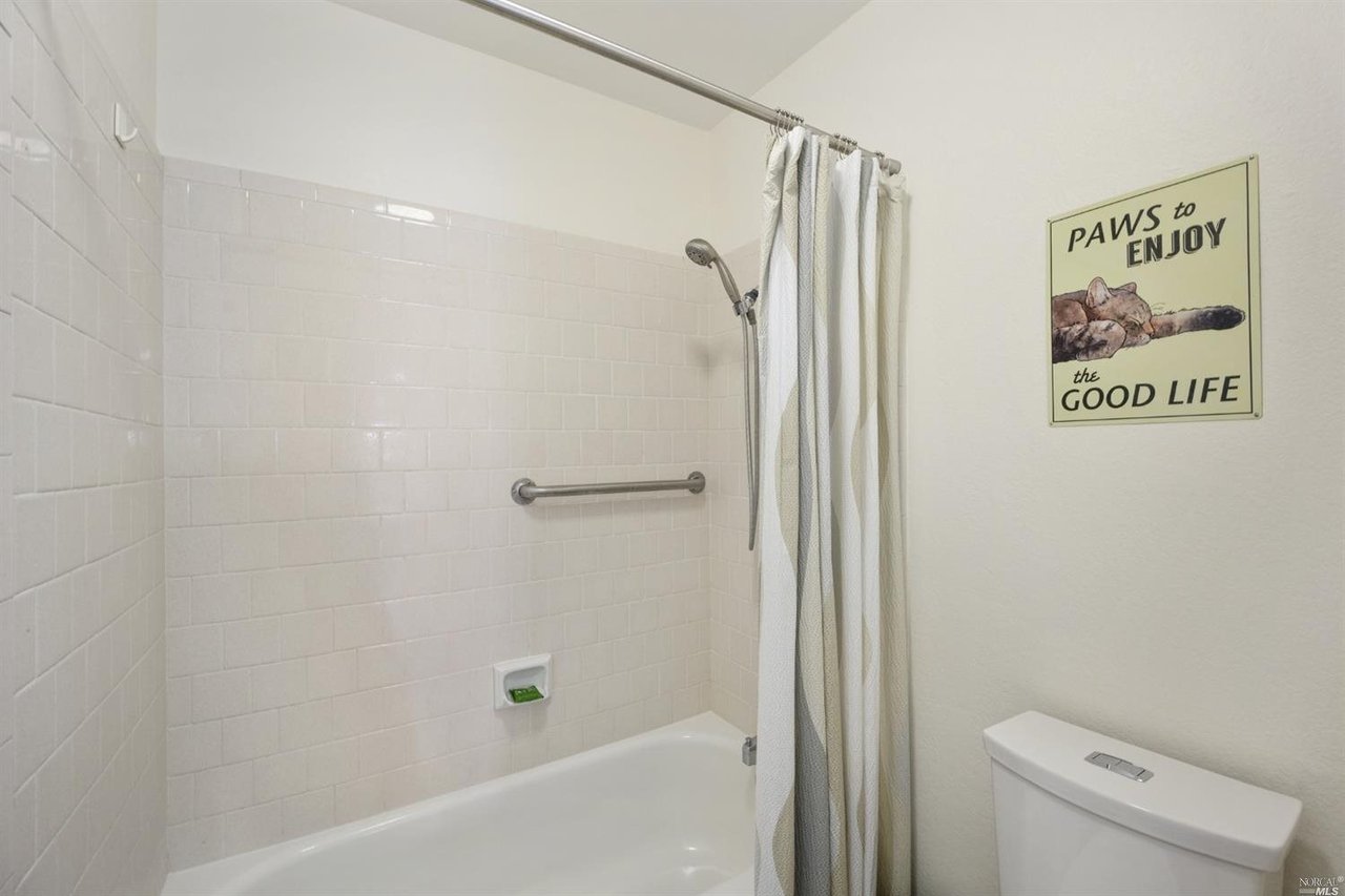 Turn-key, Well-Maintained Corner Unit Townhome With Pool Near Sonoma Plaza