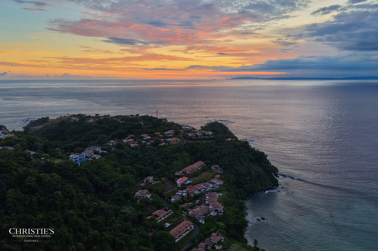 Exquisite Corner Townhouse with Panoramic Ocean Views – Faro Escondido
