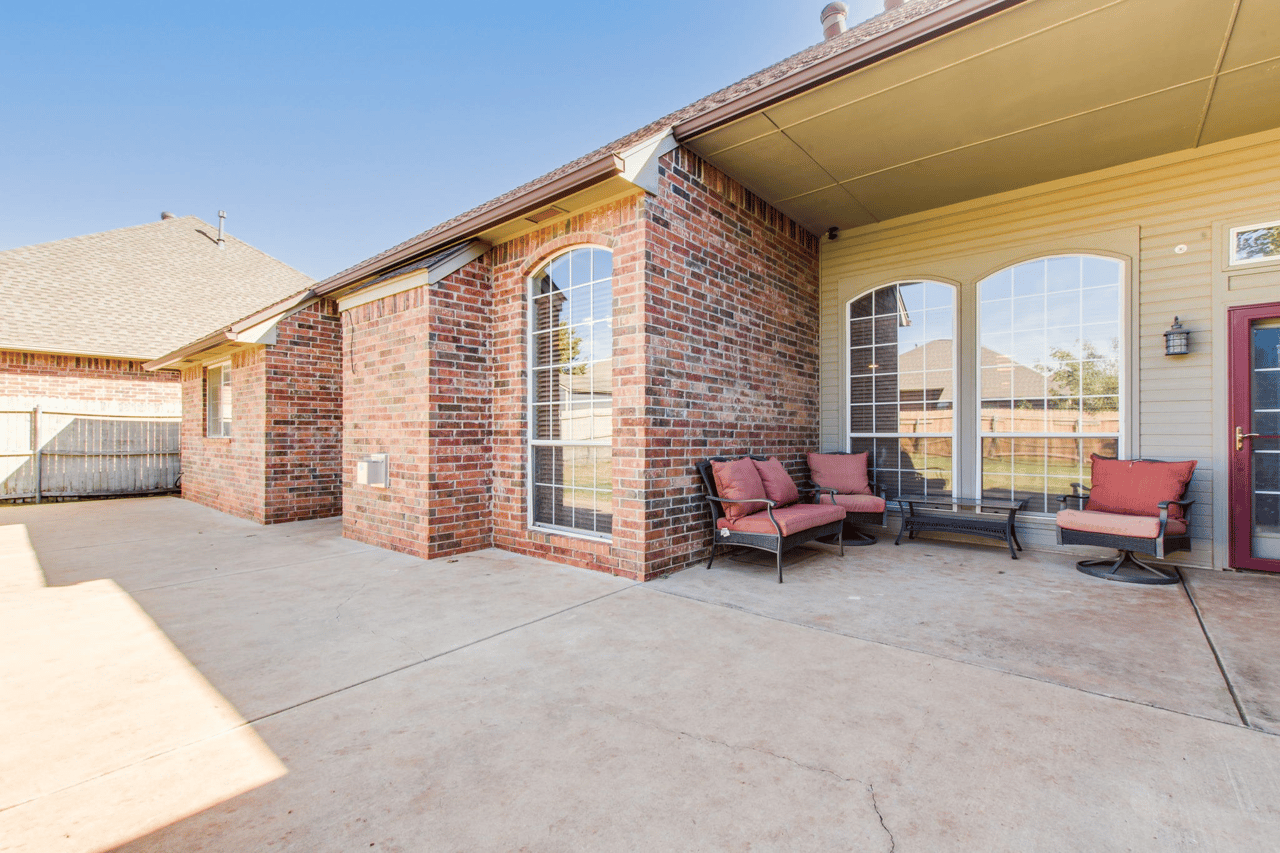 Just Listed: Spacious Fenwick Home with Two Offices