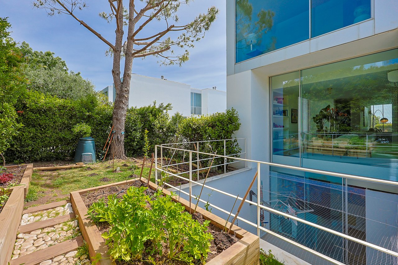 “The Green Villa” – Elegant Luxury Villa with Pool in Carnaxide, Oeiras