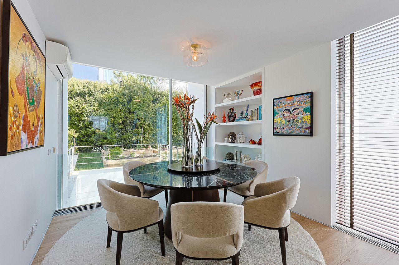 “The Green Villa” – Elegant Luxury Villa with Pool in Carnaxide, Oeiras