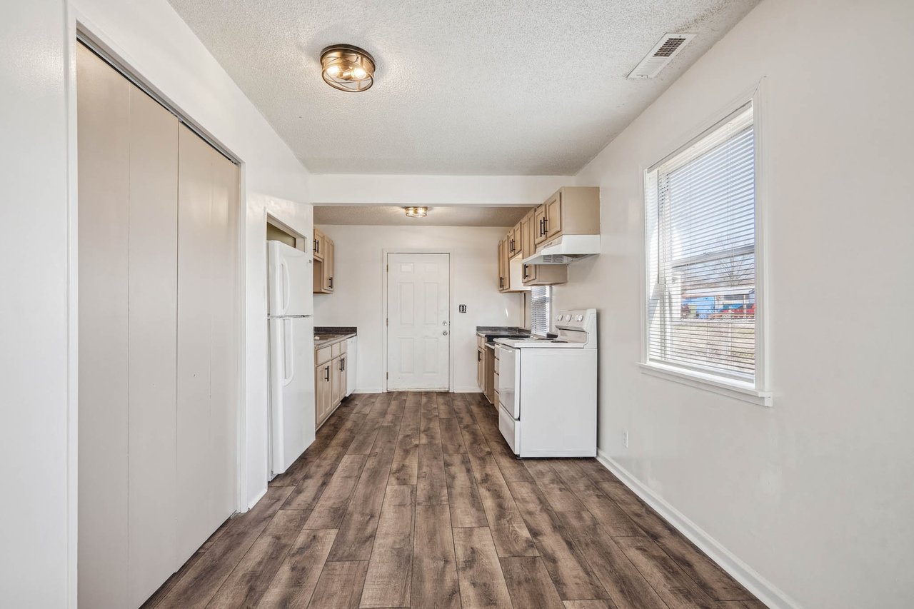 LARGE corner lot in Huntsville! New floors, new paint, renovated bathroom! Great Price!