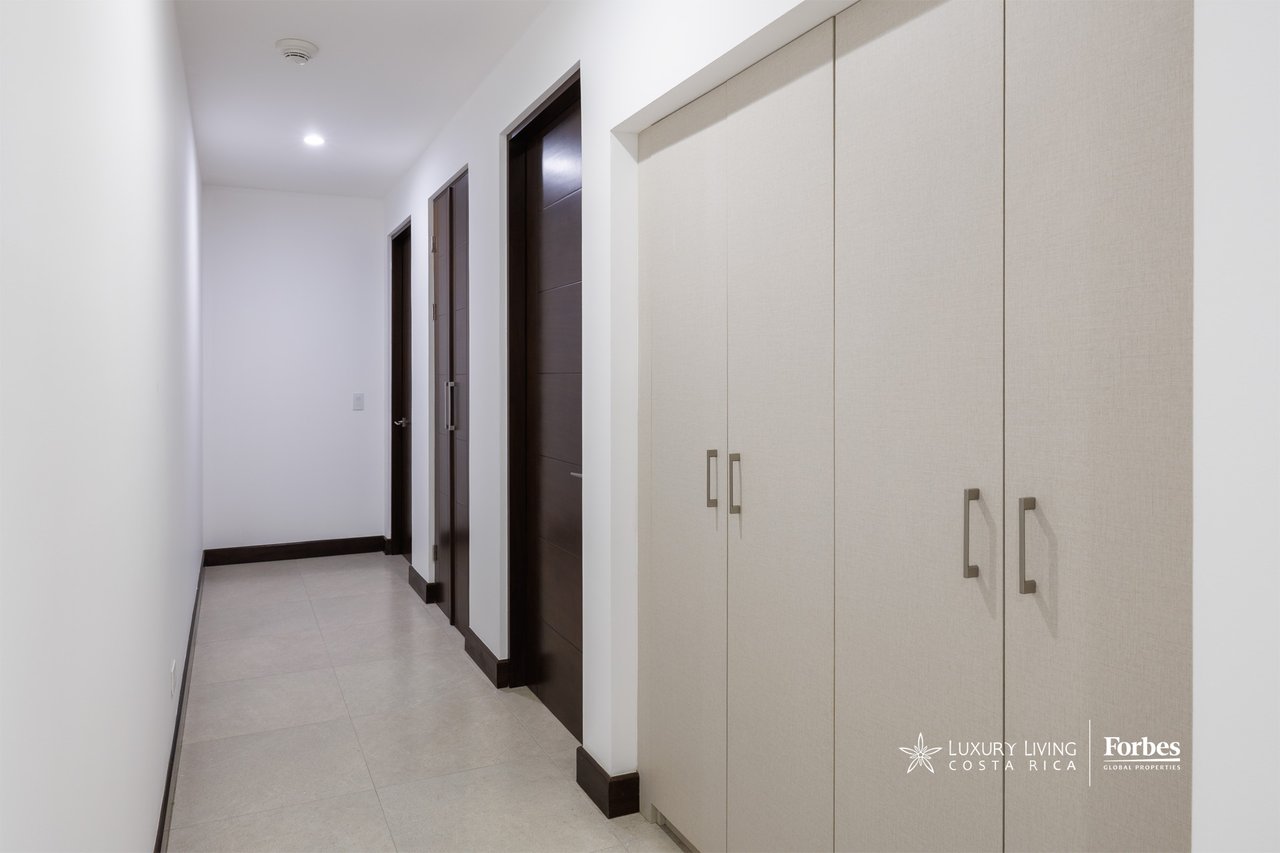 21475 - Modern apartment, 4 bedrooms + maid's quarters in Escazu for sale and rent