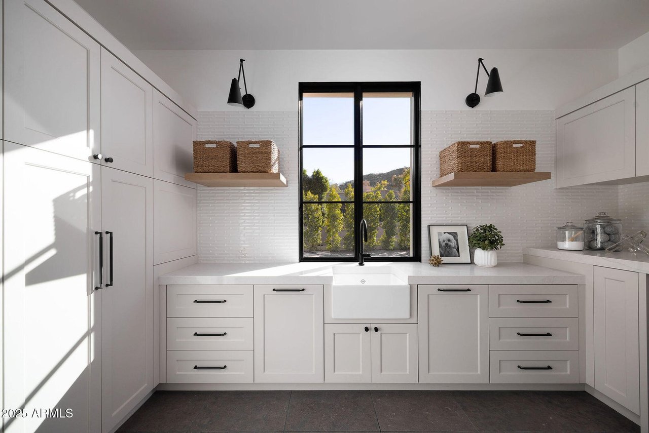 6512 E HUMMINGBIRD Ln