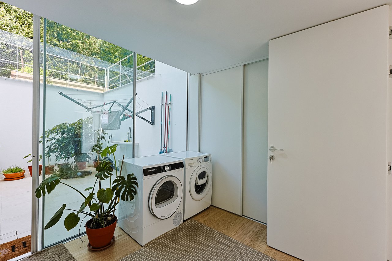 “The Green Villa” – Elegant Luxury Villa with Pool in Carnaxide, Oeiras