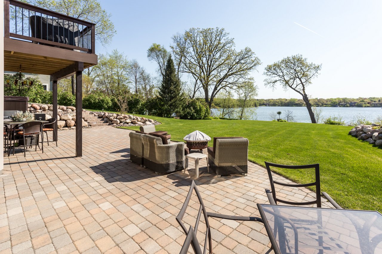 Beautiful Custom Home on Lake Johanna