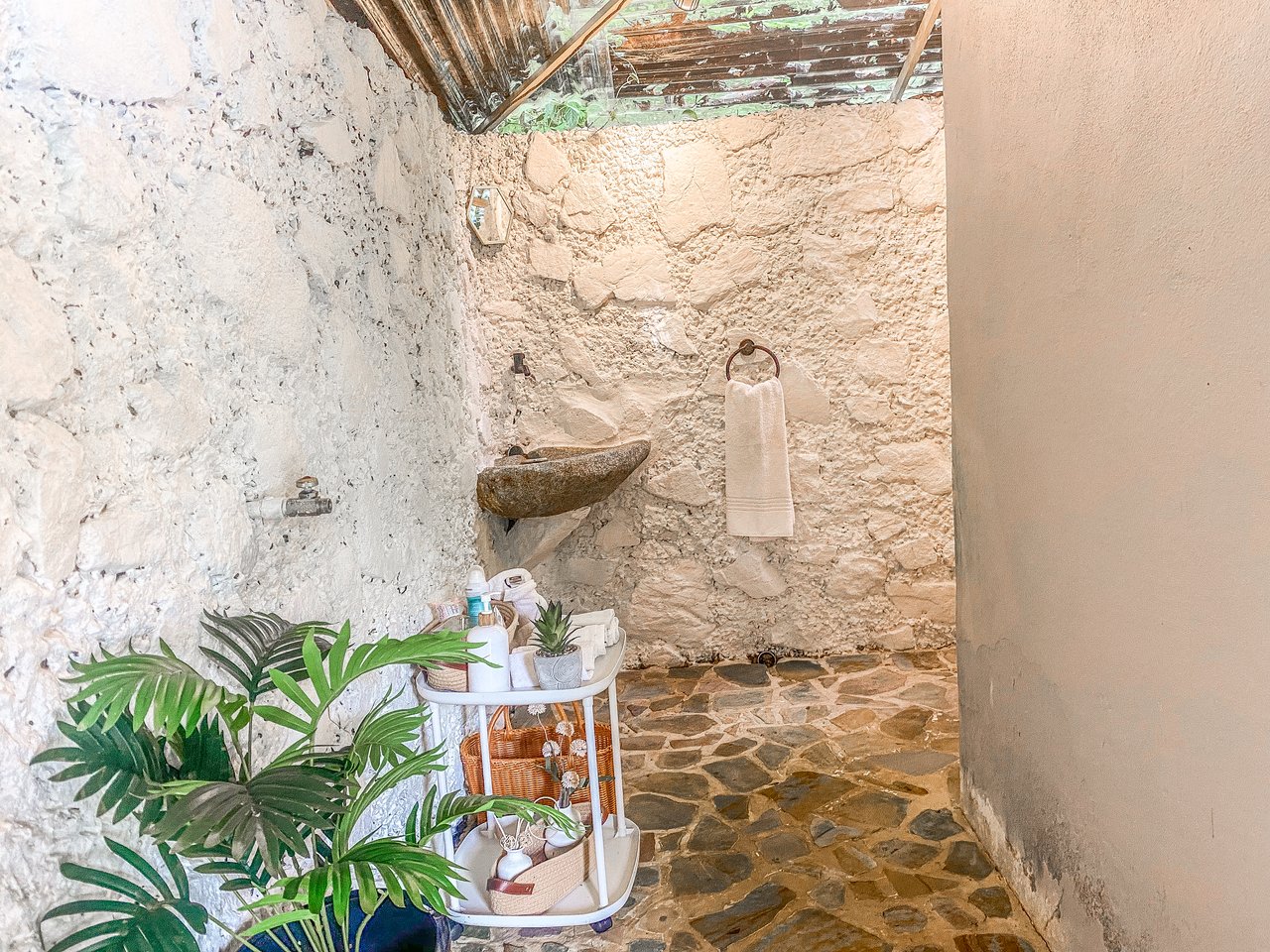 A riverfront 3-bed home on a large property In Ojochal, Costa Rica