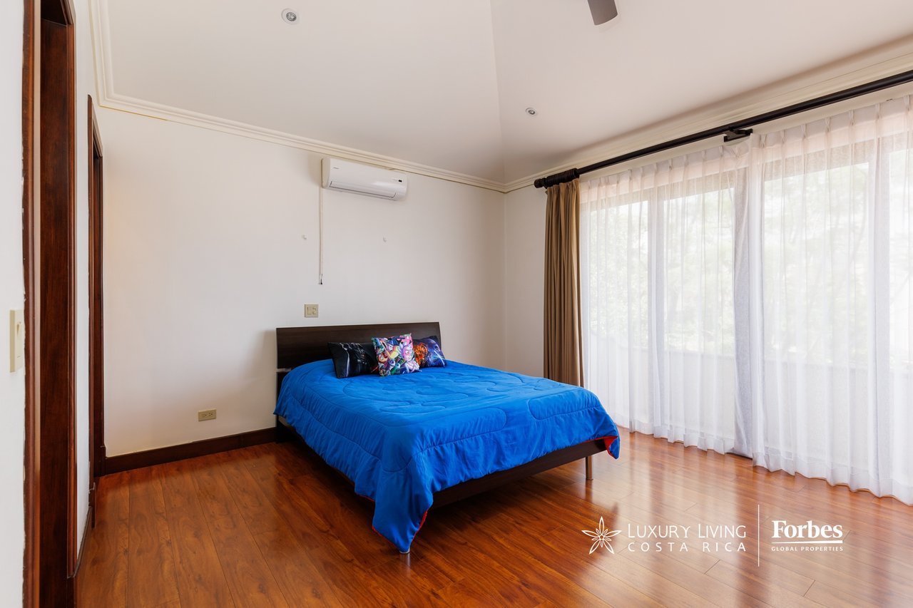 20336 - Luxury 5-bedroom home with an office and terrace in Cerro Alto, Escazú