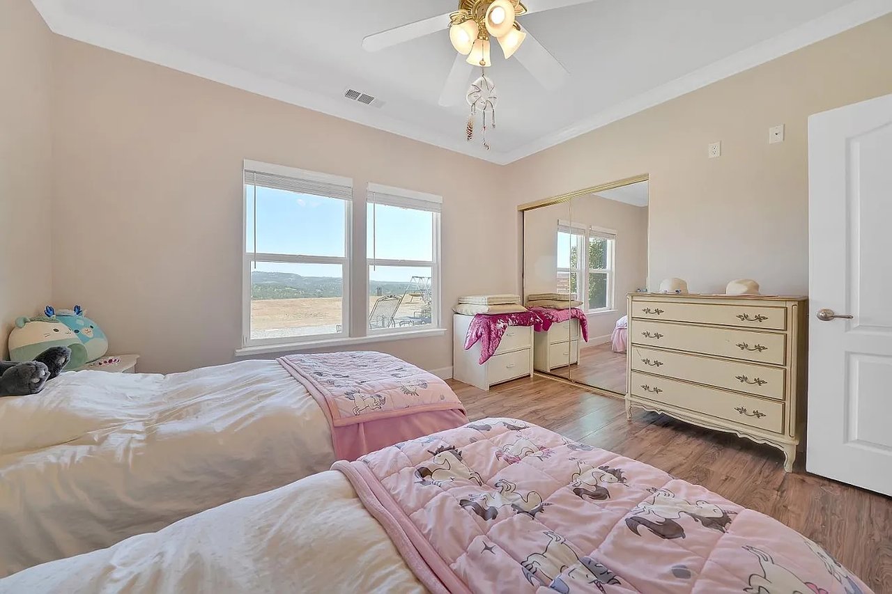 3221 Crestview Dr