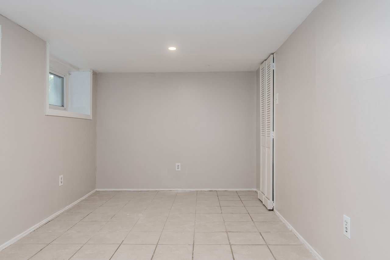 15 Indian Road Cres, Basement