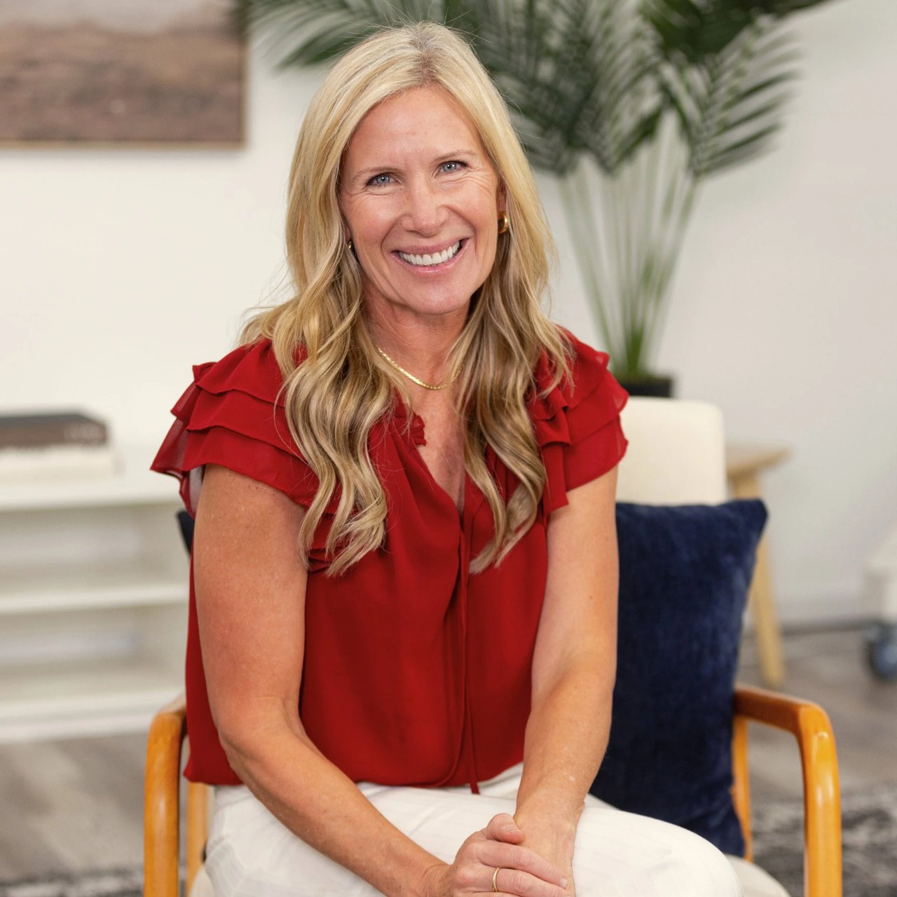 April Macdonald Bellevue, WA Real Estate Agent Headshot