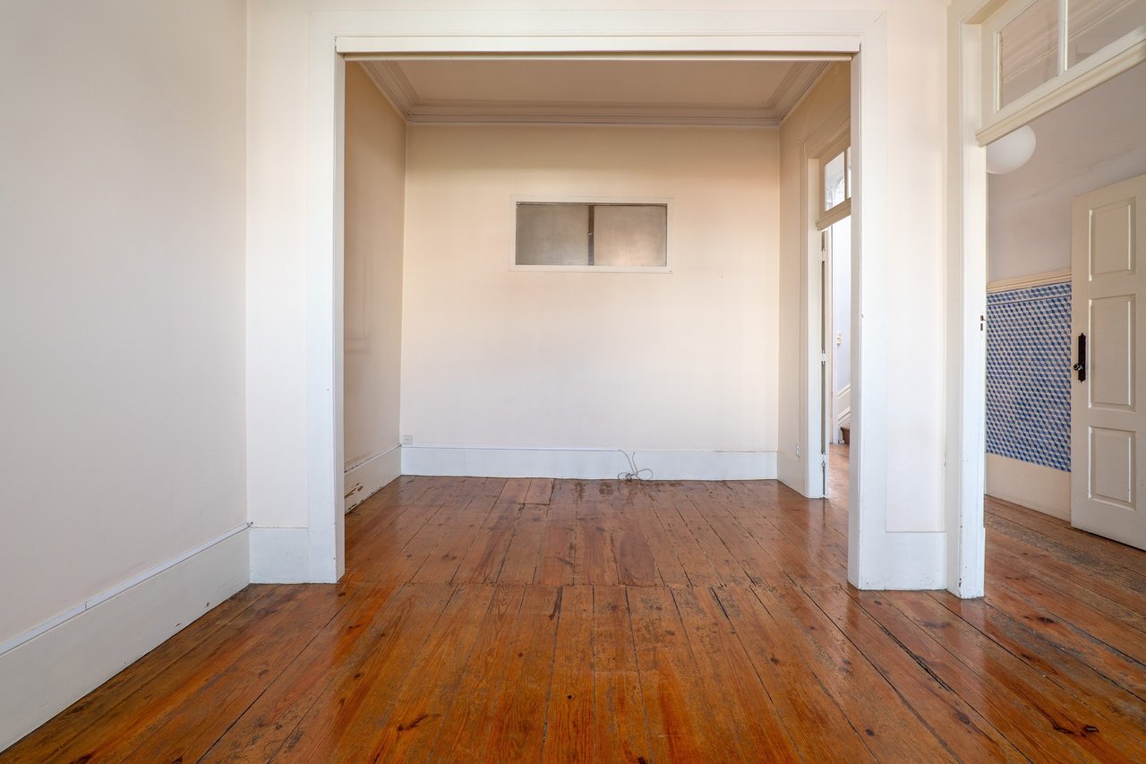 Historic Home for Restoration in Matosinhos, Porto – Prime Coastal Investment Opportunity