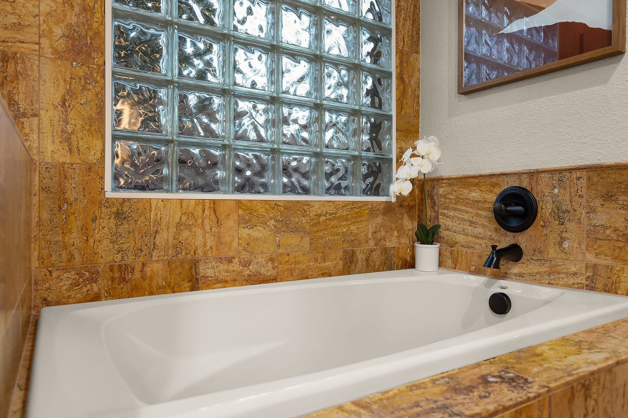 Splendor-Close to town, Huge Spa/Game Rm/Free Pets!