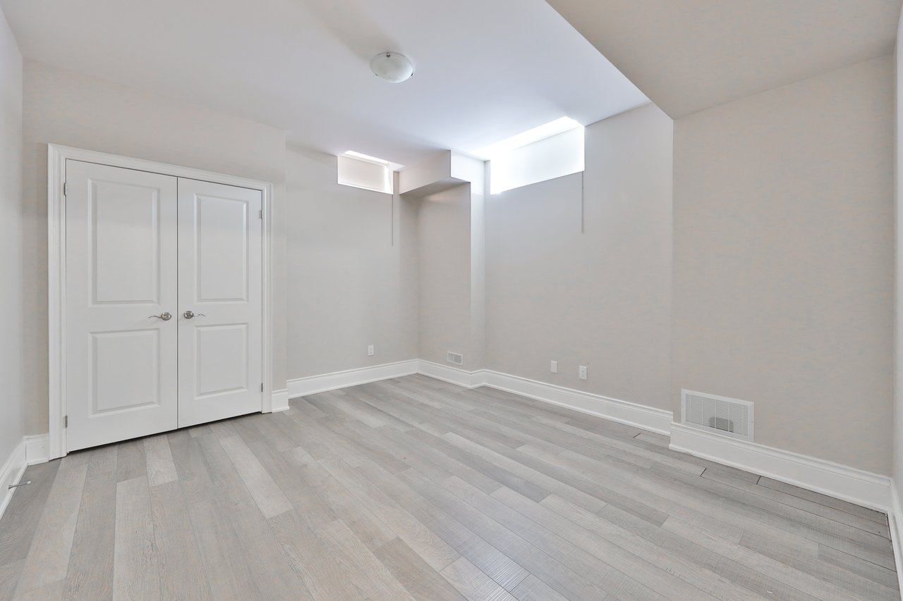2163 Vineland Crescent, Oakville