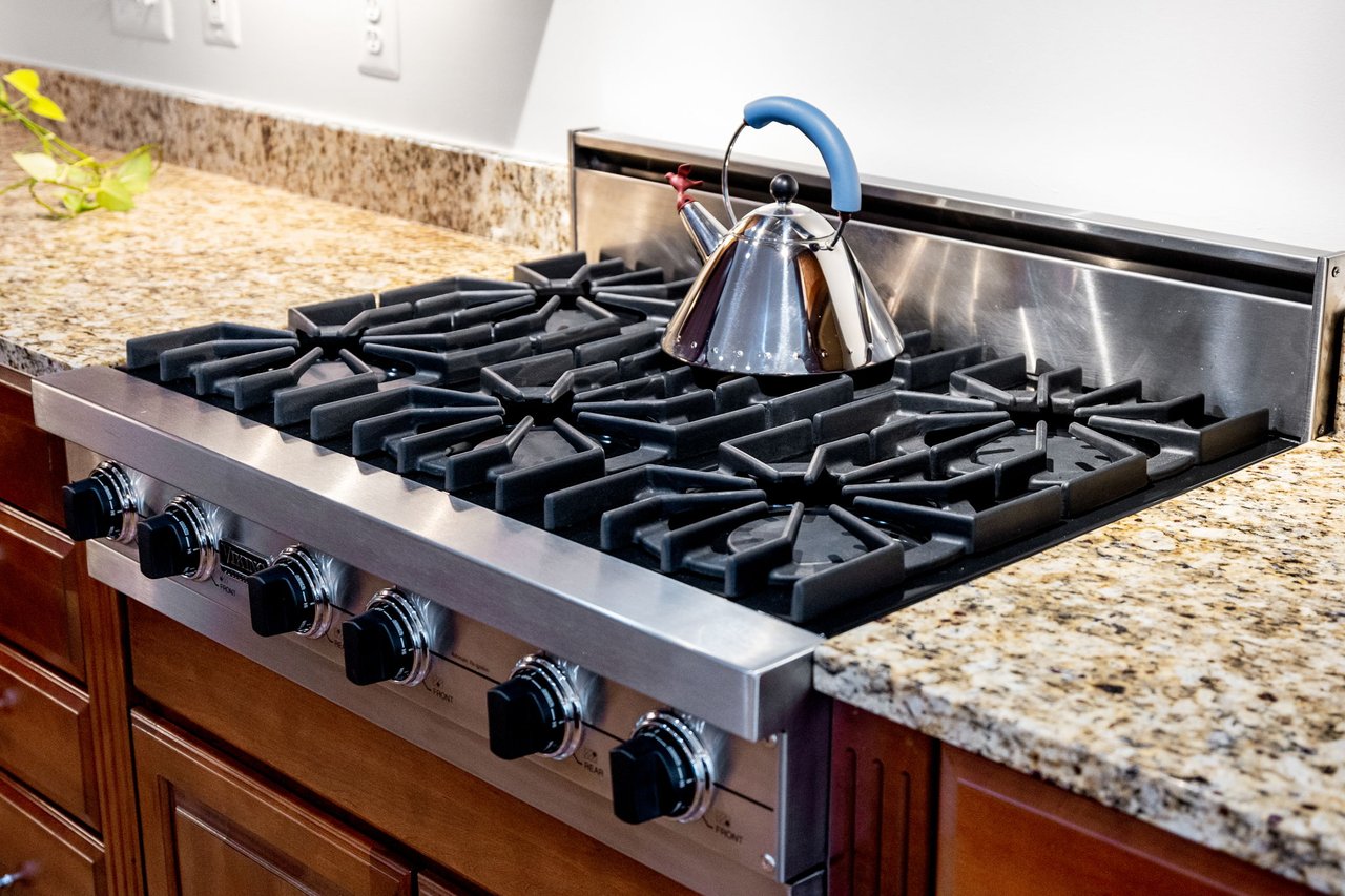 Picturesque Colonial: Located in the HEART of Raspberry Falls