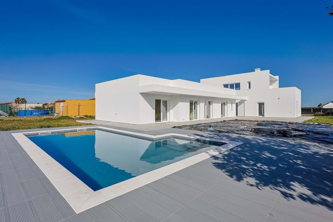 Luxurious 5-Bedroom Home with Pool and Panoramic Views Near Lisbon