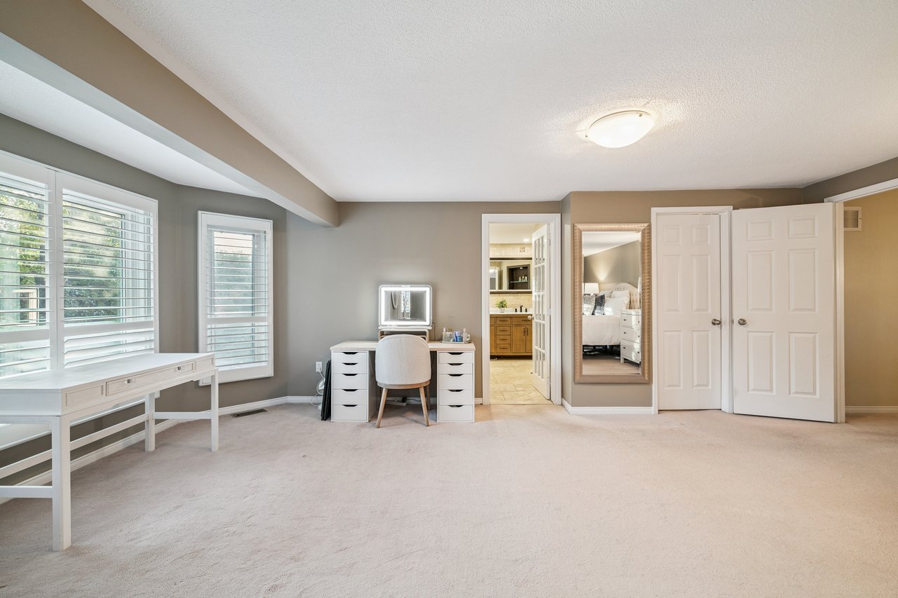 Impressive Home on Ravine Lot in Glen Abbey