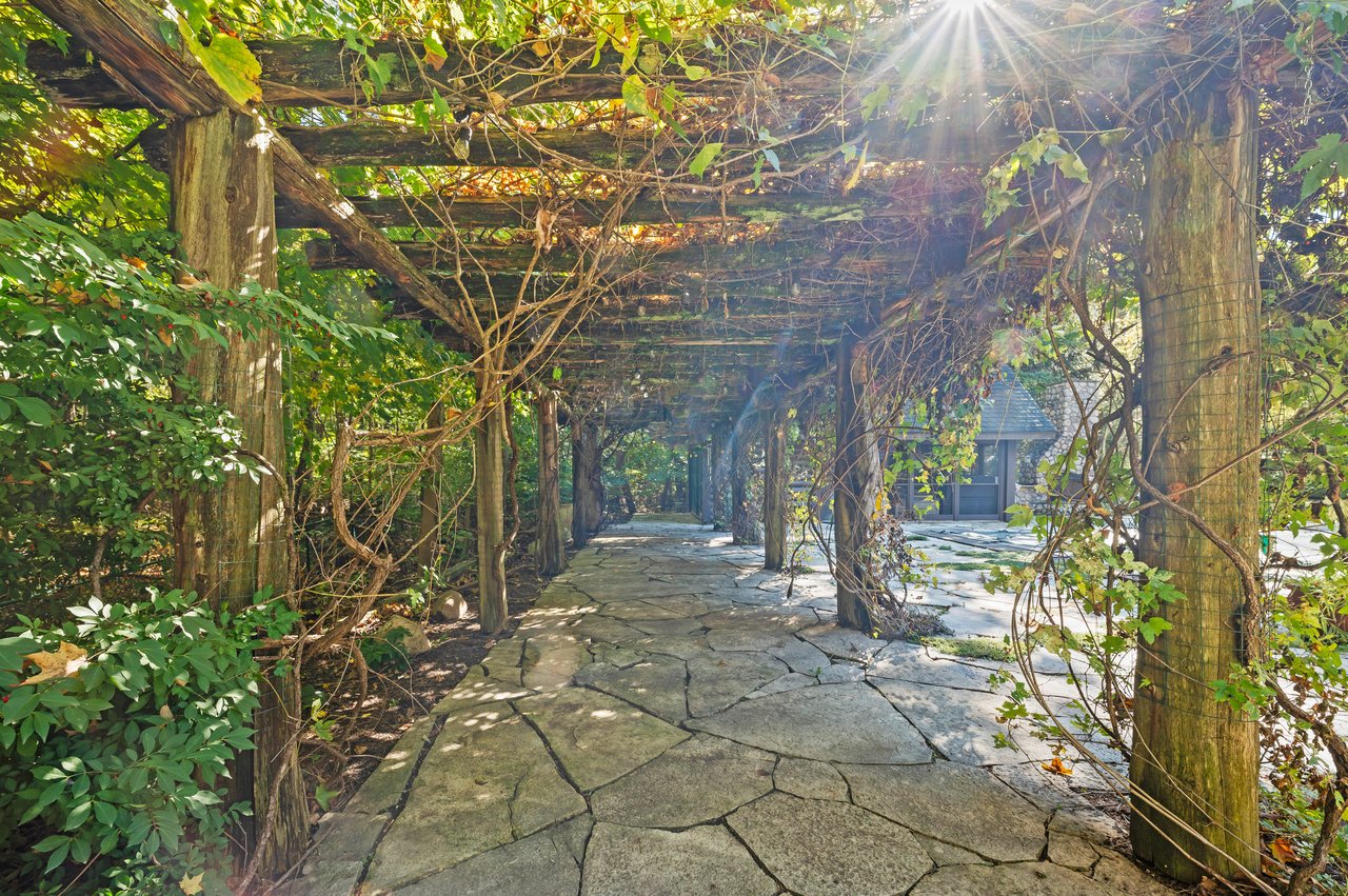 14657 Lakeshore Road