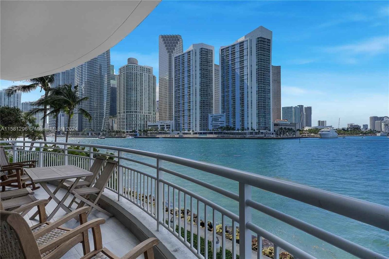 848 Brickell Key Dr Unit 204