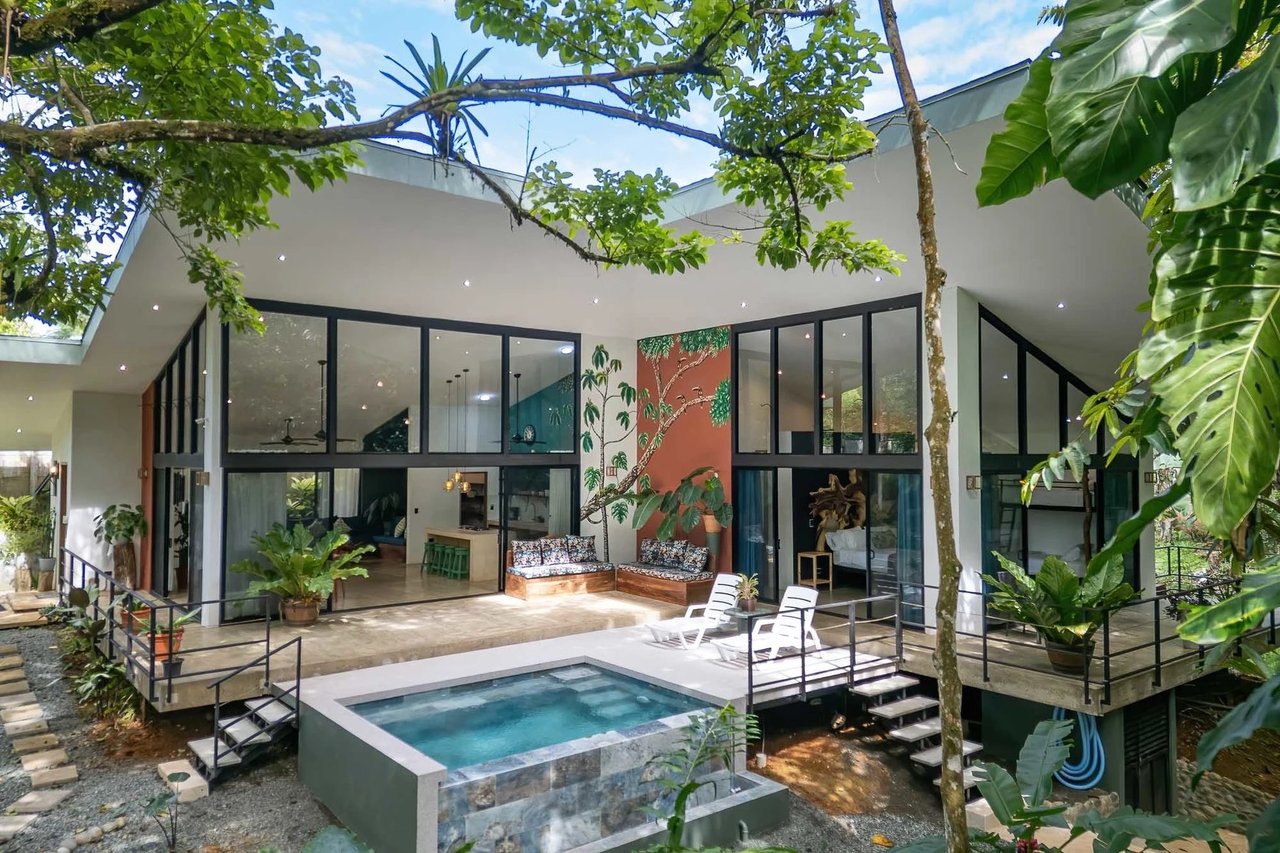 Gorgeous New Rainforest Villa with Pool and Creek, 20 minutes from Quepos