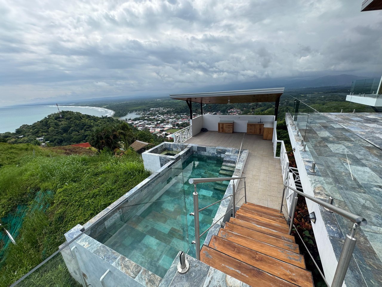 Modern Elegance Meets Incomparable Views, 3BDR&3Baths Home