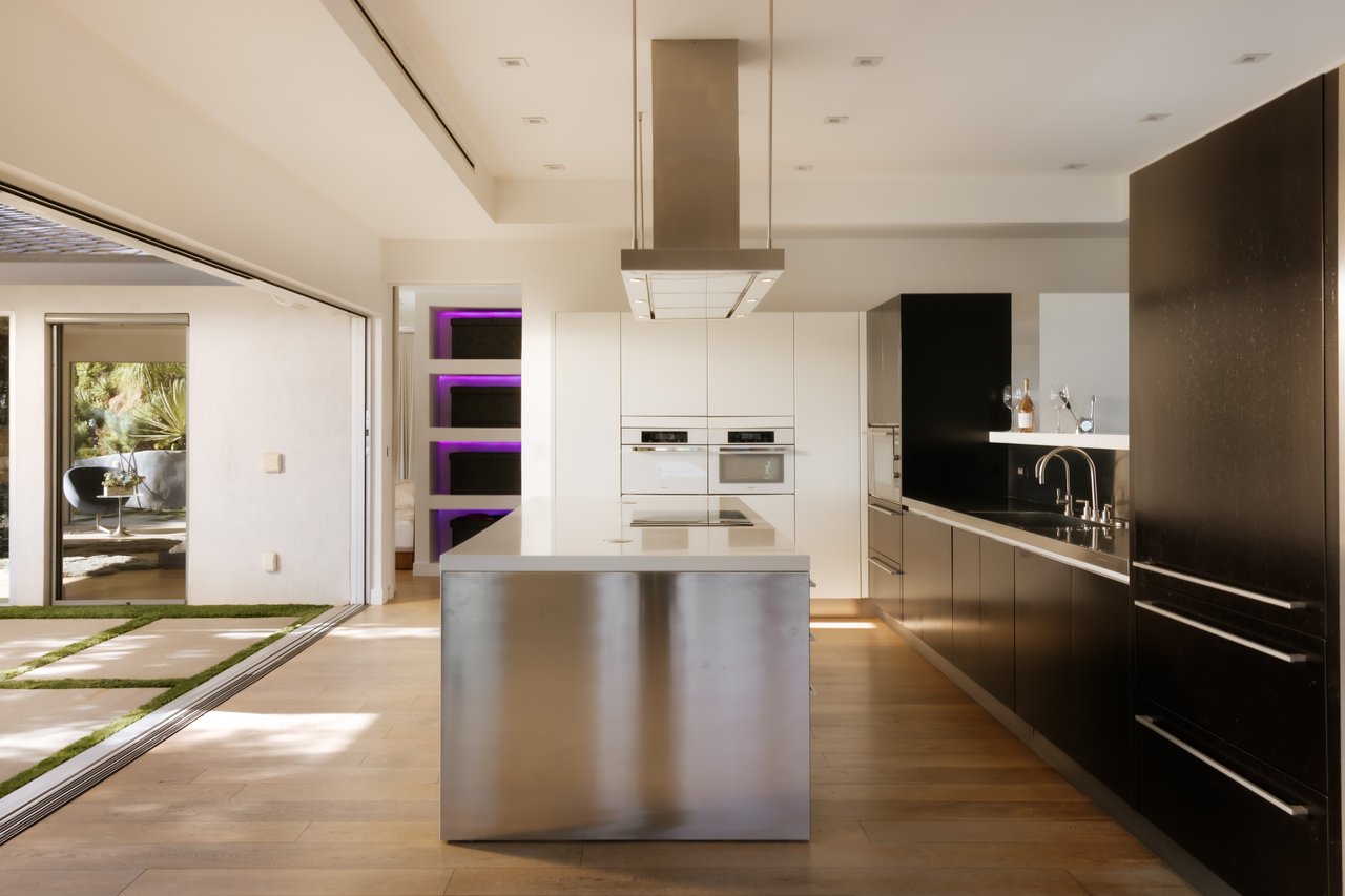 2402 Carman Crest Dr