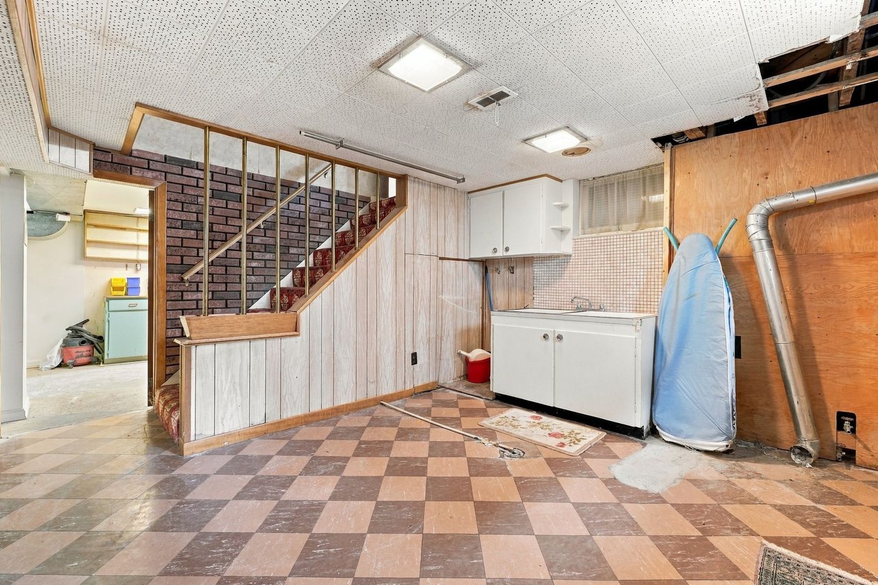 989 Pelham Ave
