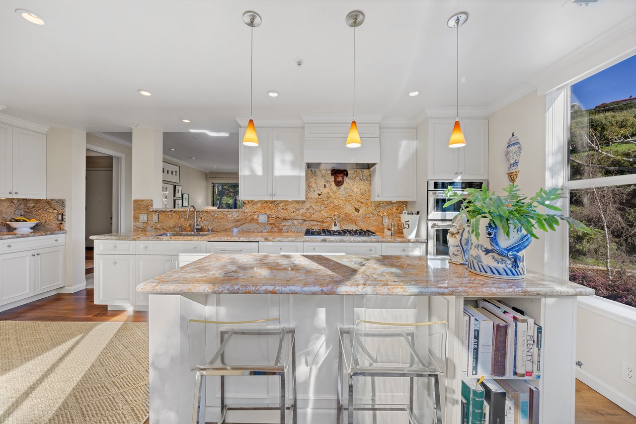 Luxurious End Unit in Point Tiburon