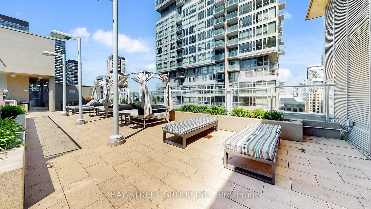 STUNNING SUNNY PENTHOUSE
