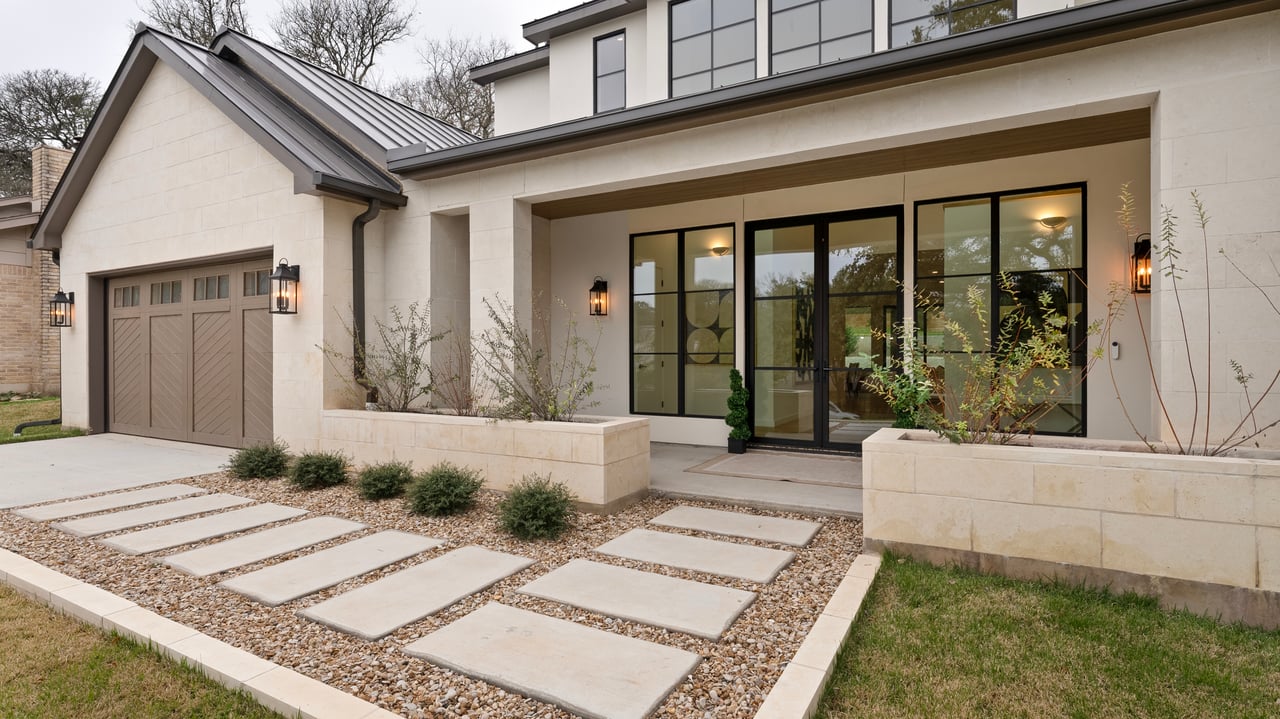 Modern Elegance in Eaves with Pool