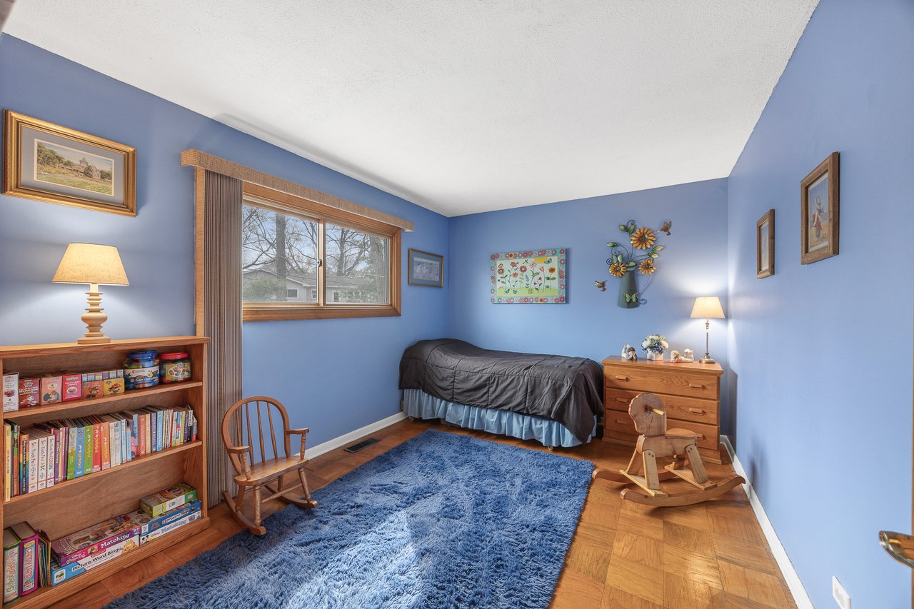 8000 Oakview Lane, Woodridge