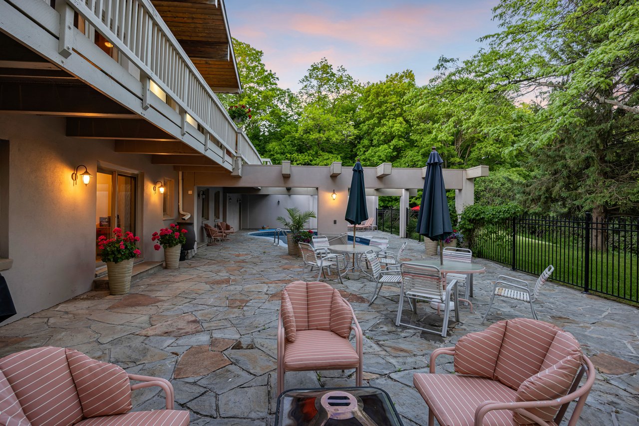 2360 8 Side Road, Burlington