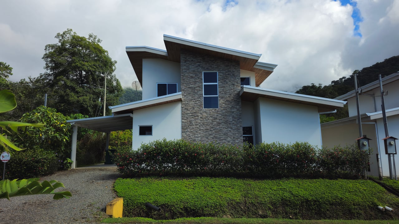 Charming Villa with Modern Amenities, Pool, and Prime Location