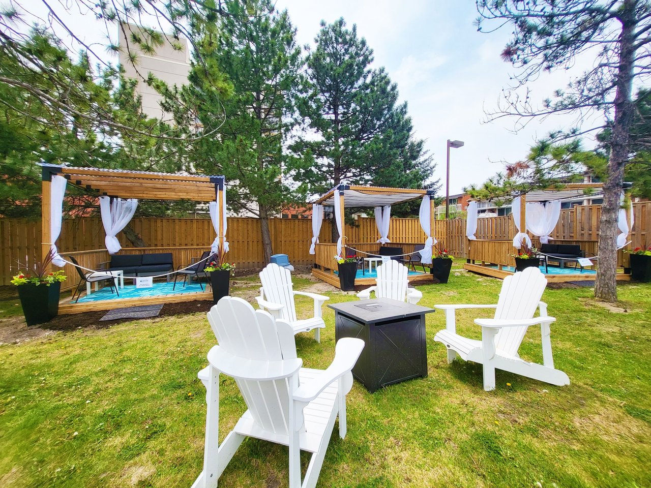 9015 Leslie Street, 807