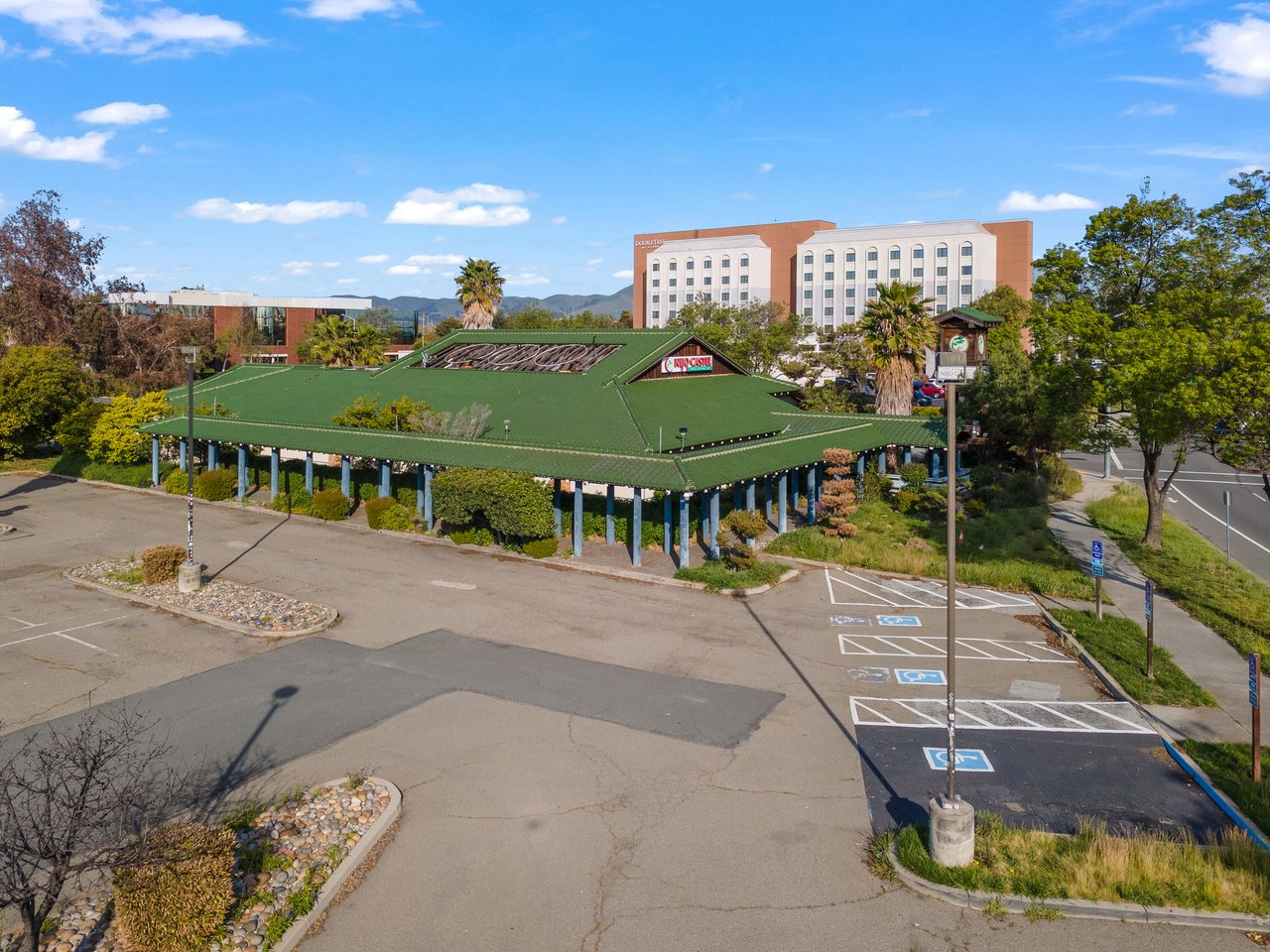 9,953 SF Restaurant For Sale - 1.66 AC