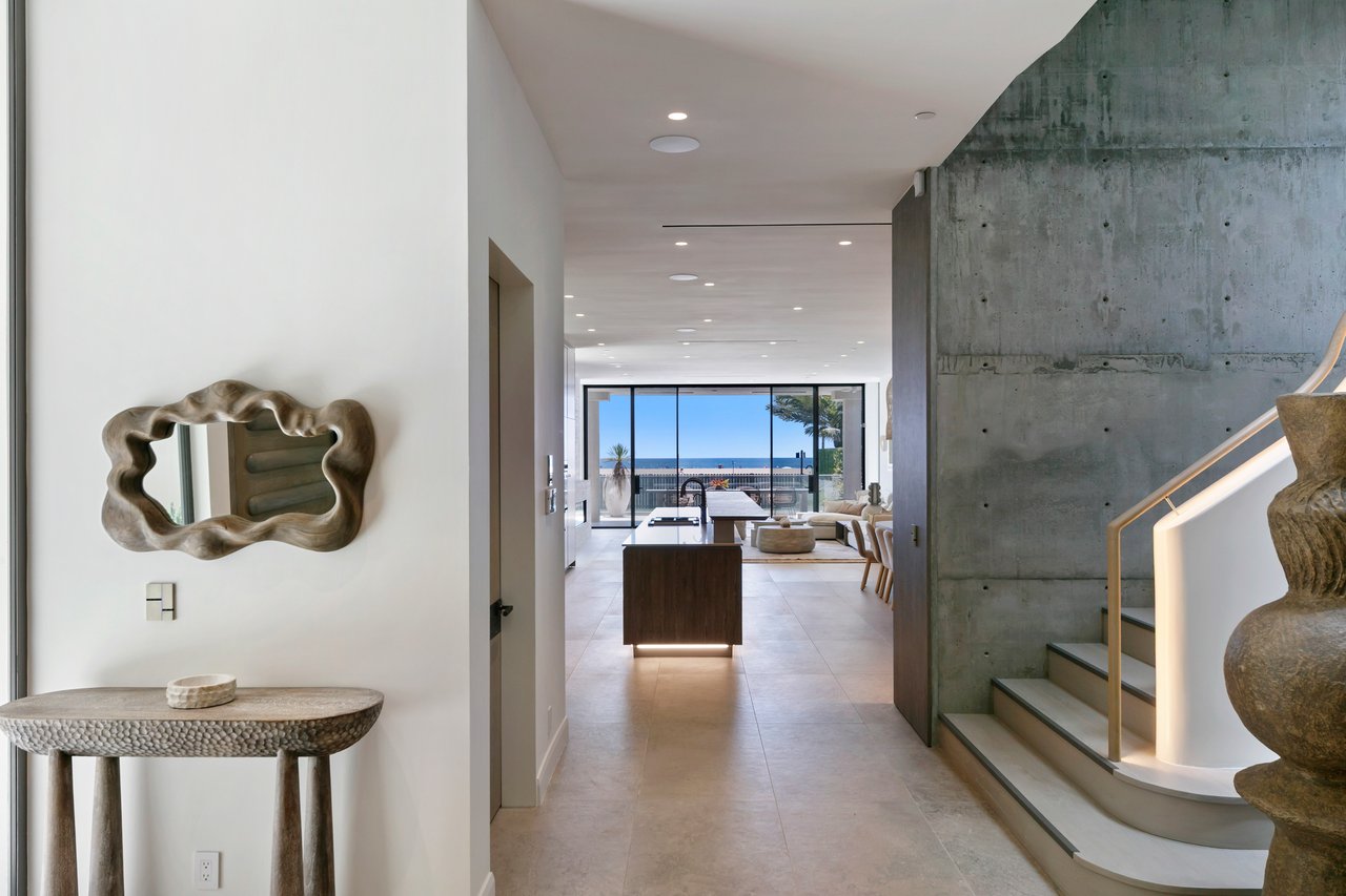 938 Palisades Beach Rd