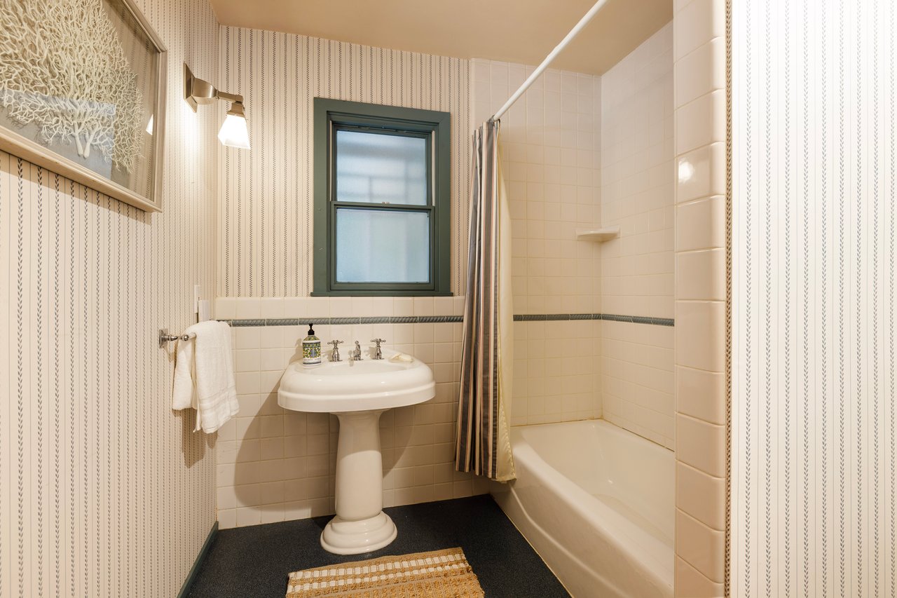 Four Bedroom Home Near Butterfly Beach